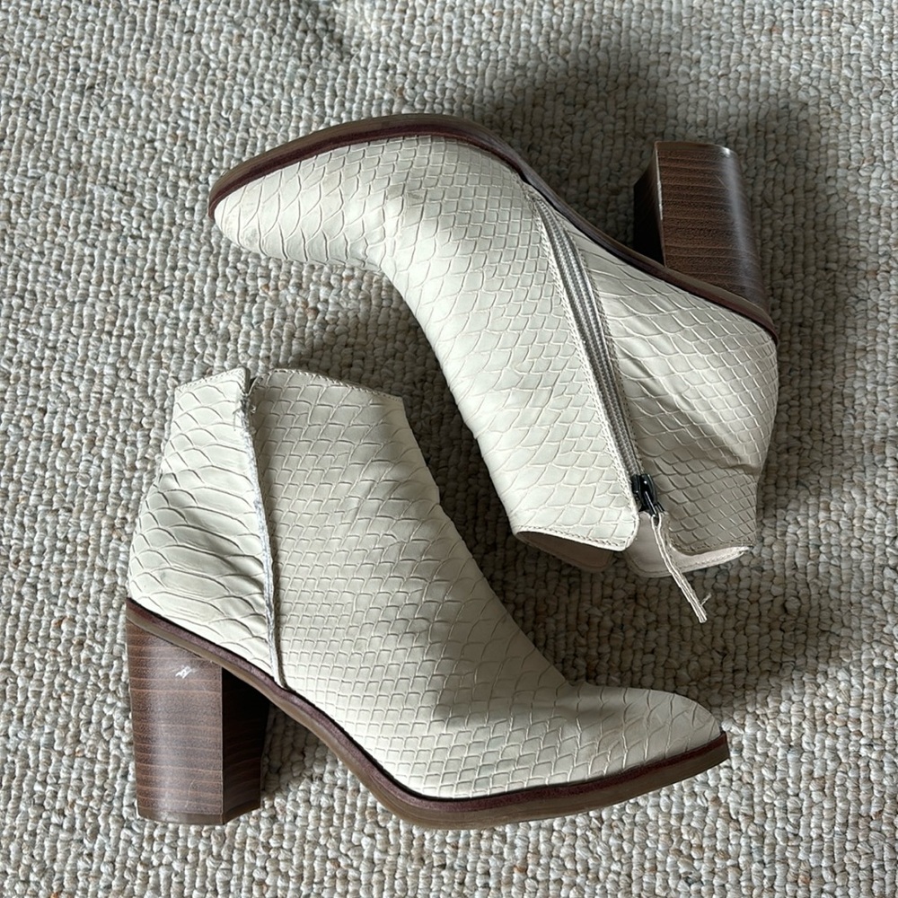 White Snakeskin Textured Ankle Cut Boots from Maurice’s size 7
